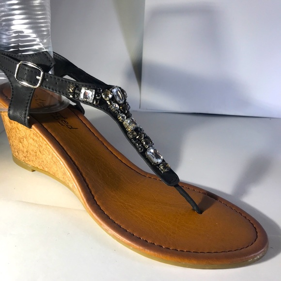 TWISTED SZ10 Thong Wedge Sandal Jeweled Straps EUC - Picture 1 of 8